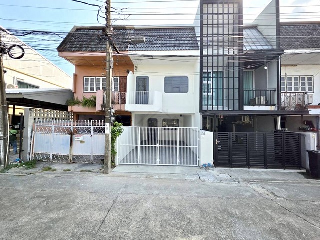 ขายทาวน์เฮาส์ 2 ชั้น ซอยโชคชัย 4 ซอย 55 รีโนเวทใหม่ Fully Furnish