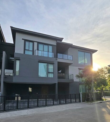 BH3838 ให้เช่าบ้านหรู 3ชั้น พร้อมลิฟท์ บ้านกลางเมือง The Edition