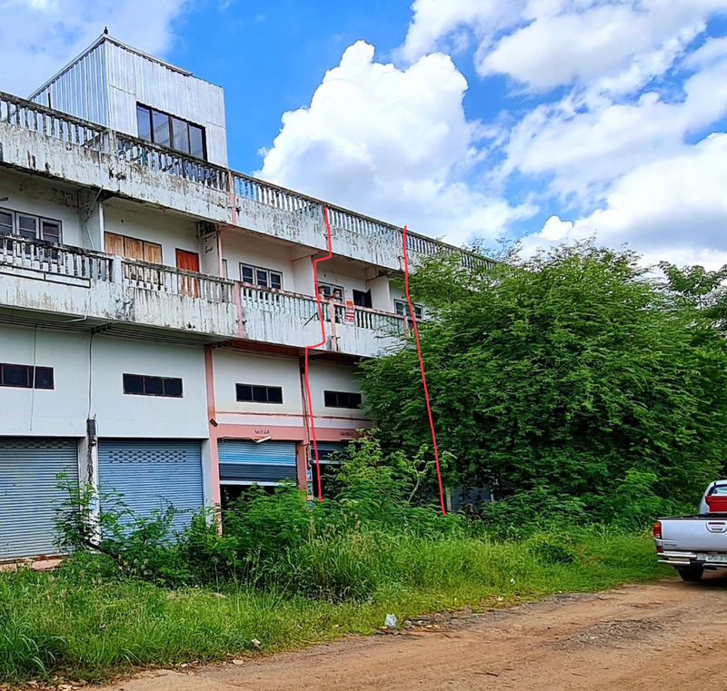 อาคารพาณิชย์ 3 ชั้น อำเภอบึงสามพัน จังหวัดเพชรบูรณ์ เลขที่ 108/2