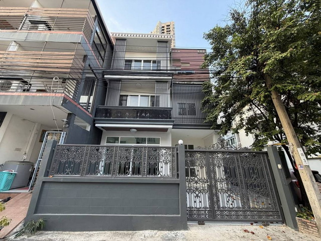 โฮมออฟฟิศ 5 ห้องนอน 4 ห้องน้ำ 400 sq.m. เพียง100เมตรถึงBTS พระโข