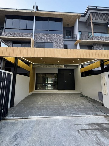 3 ห้องนอน 4 ห้องน้ำ Walk-in Closet, The Landmark เอกมัย-รามอินทร