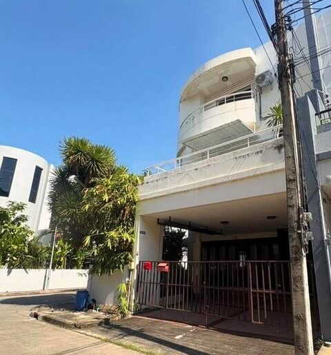 ให้เช่าทาวน์โฮม 5 ชั้น ซอยลาซาล 77 ย่านบางนา สไตล์ Modern Classic