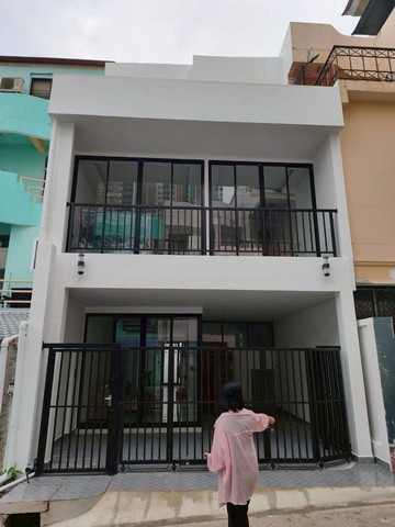 ขายทาวน์โฮม 3 ชั้น รีโนเวทใหม่ทั้งหมด ทัพพะยาซอย ใกล้walking Str