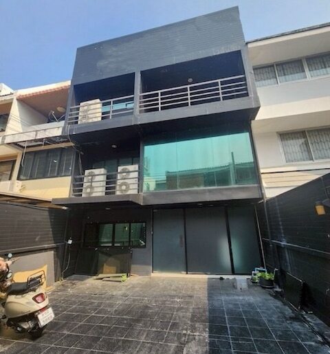 BH3912 ให้เช่าโฮมออฟฟิศ 3 ชั้น สุขุมวิท 26 ใกล้ BTS พร้อมพงษ์