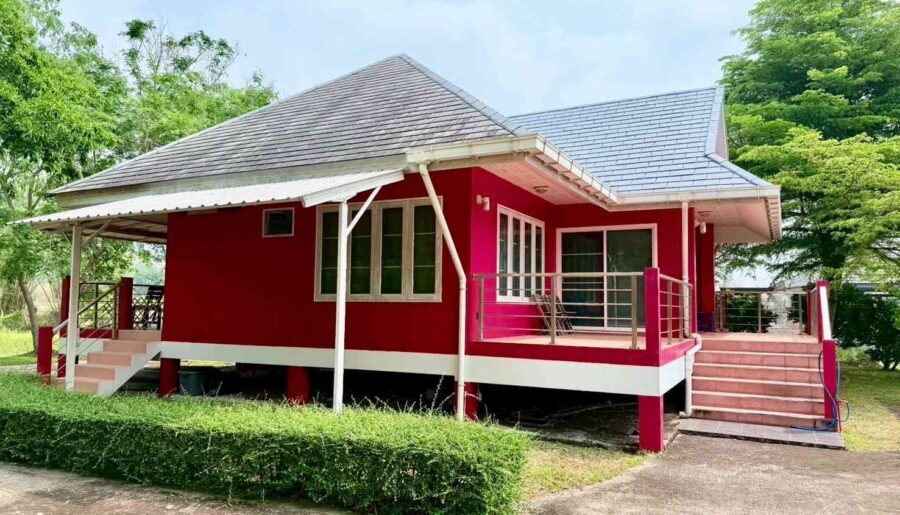 ขายบ้านพร้อมที่ดินแปลงสวย ทำเลทอง ติดถนนใหญ่ จังหวัดเชียงราย