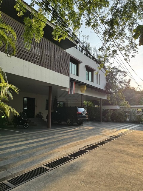 ให้เช่าบ้านศศิดา สุขุมวิท 24 Unit B กว่า 220 ตรม ใกล้ BTS พร้อมพง