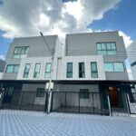 บ้านแฝดสามชั้นพร้อมสระ่ว่ายน้ำส่วนตัว หรูสไตล์ luxury