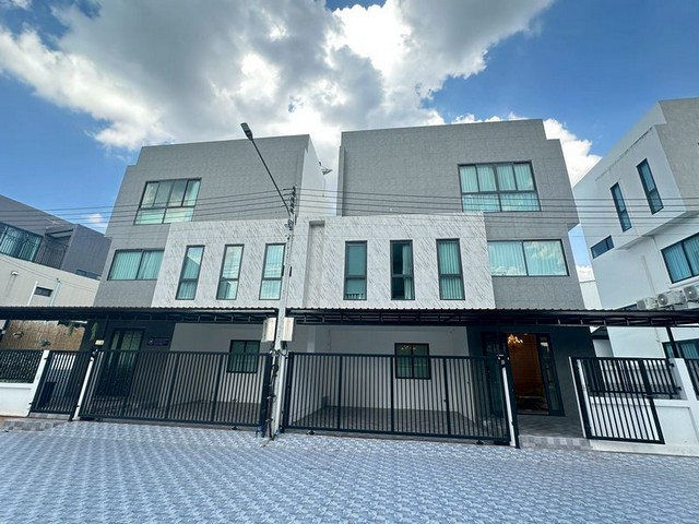 บ้านแฝดสามชั้นพร้อมสระ่ว่ายน้ำส่วนตัว หรูสไตล์ luxury