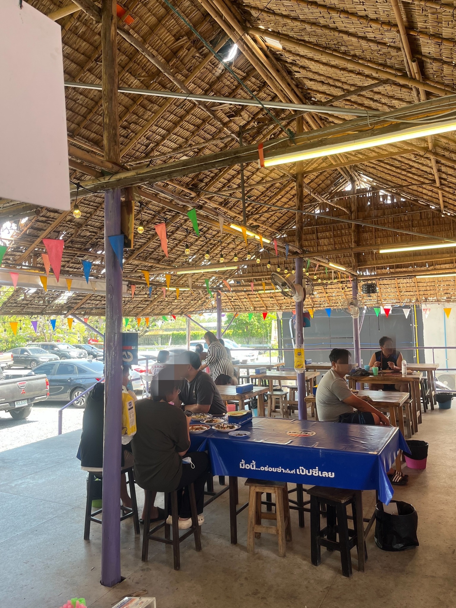 เซ้งด่วนร้านอาหาร ถนนพระยาสุเรนทร์ คลองสามวา ที่จอดเยอะมาก มีห้อง