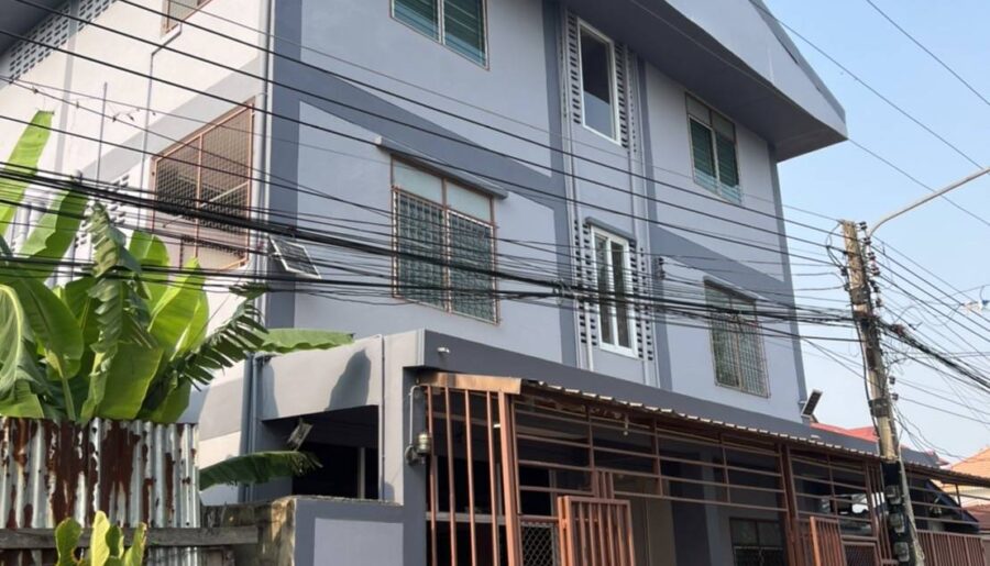 ขายอพาร์ทเม้นท์ 3 ชั้น 24 ห้อง ใกล้ฟิวเจอร์พาร์ครังสิต, จ.ปทุมธาน