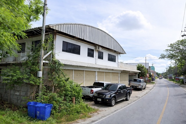 ตึกแถว 3 พร้อมโกดัง ท่าอิฐ 800 ตร.ม. MRT กระทรวงสาธารณสุข 900 ม.