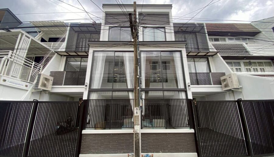 ทาวน์โฮมหรูใจกลางเอกมัย 22 ขายพร้อมผู้เช่า 85,000 บาท