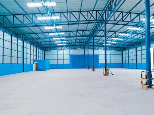 บางนา ตราด กม. 12 ฝั่งขาเข้า มีจุดกลับรถหน้าโกดัง รถเทเลอร์40เข้