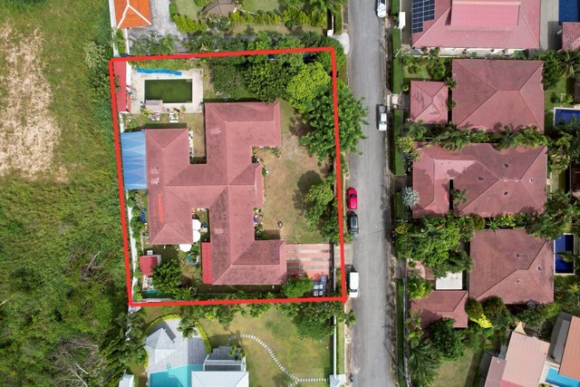 ขายบ้านพร้อมสระว่ายน้ำ ขายตามสภาพ อยู่ในหมู่บ้านเบย์วิว