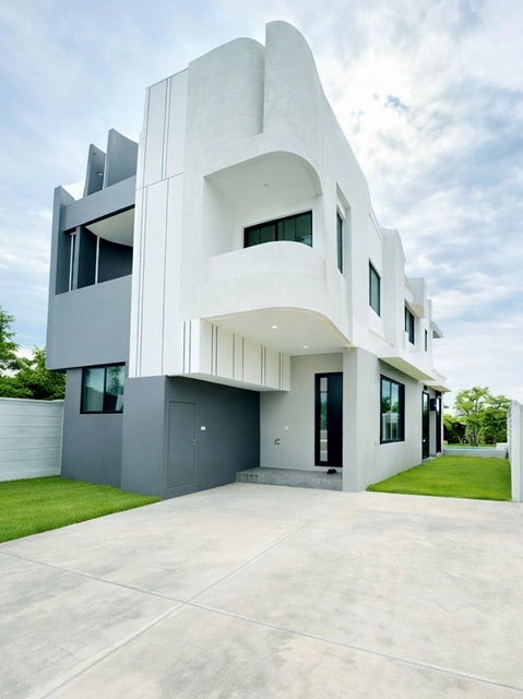 ระดับพรีเมียม 60 ตร.วา. Pool Villa 3ชั้น อ่อนนุช สุขุมวิท77 ลาดก