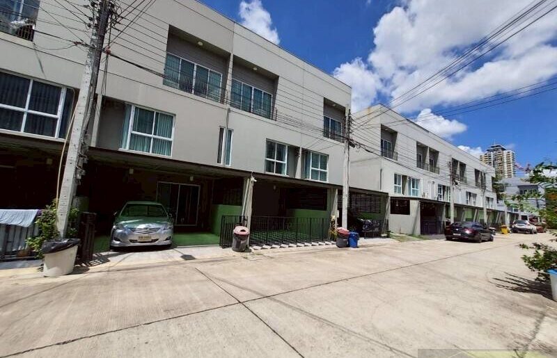 ขายทาวน์โฮม 3 ชั้น Patio แจ้งวัฒนะ ราคาถูกมาก