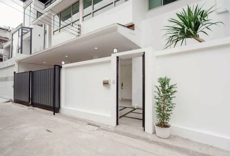 ขาย ทาวน์โฮม 3 ชั้น สุขุมวิท 15 ใจกลางอโศก