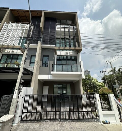 ให้เช่าทาวน์โฮม 3.5 ชั้น 3 นอน Bless Town สุขุมวิท 50 ใกล้ BTS อ่