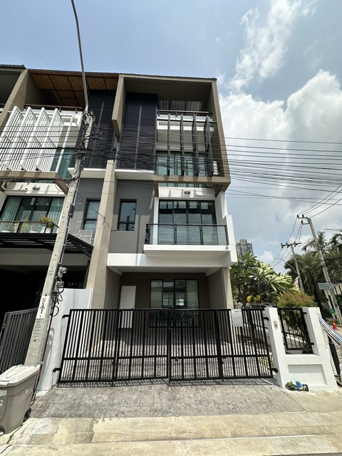 ให้เช่าทาวน์โฮม 3.5 ชั้น 3 นอน Bless Town สุขุมวิท 50 ใกล้ BTS อ่