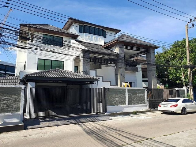 ให้เช่าสำนักงาน 4.5ชั้น ทาวน์อินทาวน์ ถนนศรีวรา ใกล้ถนนประดิษฐ์มน