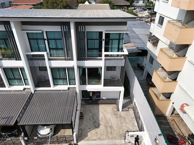 BH4129 ให้เช่าทาวน์โฮม 3 ชั้น โครงการ Cozy โชคชัย 4 ซอย 30 เฟส 3-
