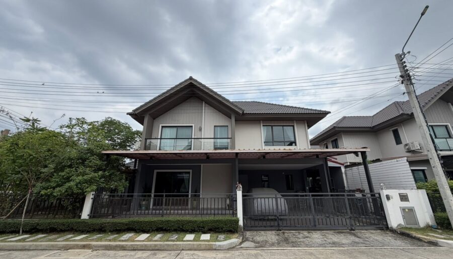 บ้านเดี่ยวหรู 2 ชั้น สไตล์ Modern Iconic หลังมุมติดถนนเมน