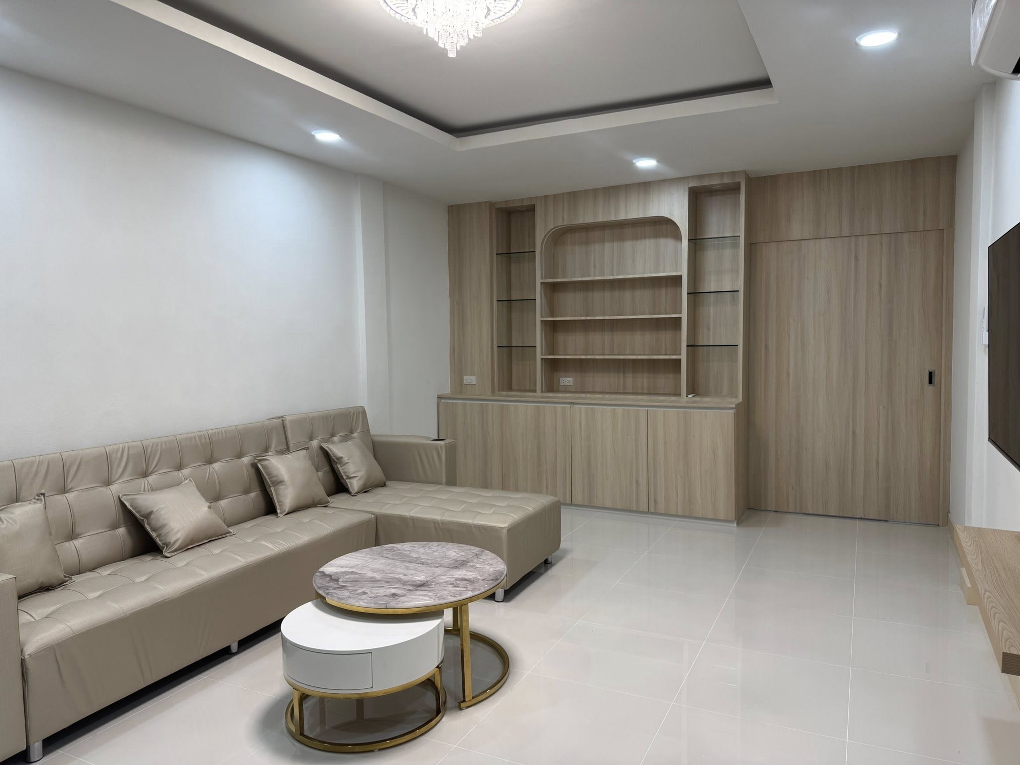 ให้เช่าทาวน์เฮาส์ใกล้MRTสุทธิสาร5นอน5น้ำตกแต่งใหม่ทั้งหลังเช่า630