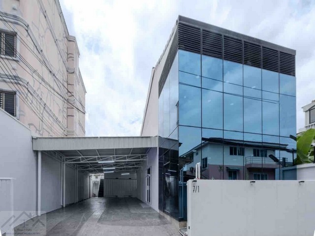 ขายออฟฟิศพร้อมโกดัง 350 ตรม. ถนนสรรพาวุธ ใกล้ BTS อุดมสุข บางนา