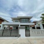 บ้านเดี่ยวสองชั้น หลังใหญ่พร้อมเฟอร์นิเจอร์และเครื่องใช้ไฟฟ้าครบ