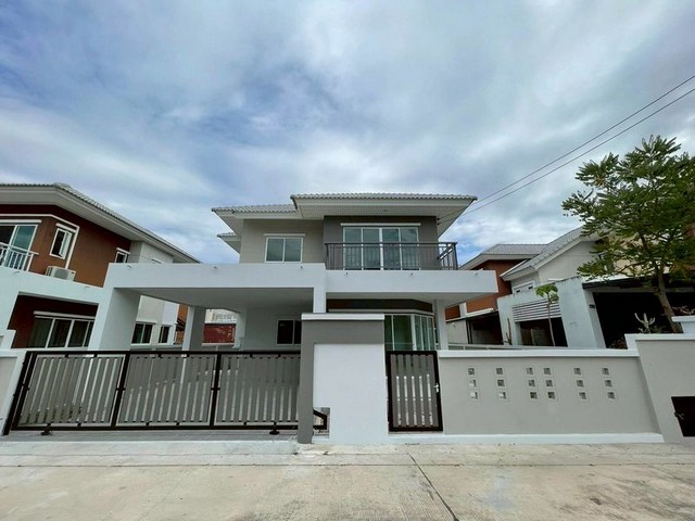 บ้านเดี่ยวสองชั้น หลังใหญ่พร้อมเฟอร์นิเจอร์และเครื่องใช้ไฟฟ้าครบ