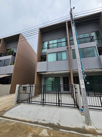 ให้เช่าทาวน์โฮม 3 ชั้น บ้านกลางเมือง พระราม 9 – กรุงเทพกรีฑา ทำเล
