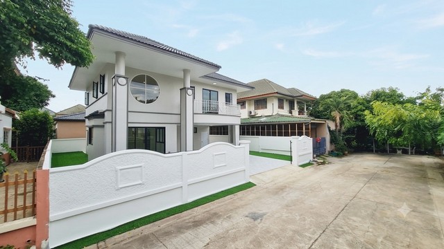 ดิเอมเมอรัลด์ การเด้นฯ บ้านเดี่ยวหลังใหญ่ในโครงการฯ ที่ติดถนนราช