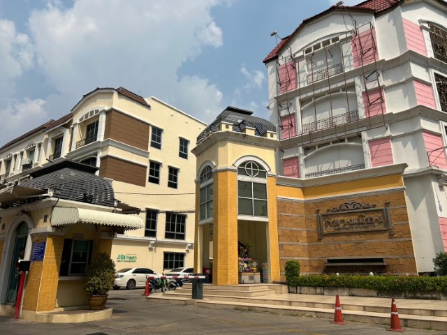 ขายหรือเช่าบ้านกลางเมือง แยกรัชดา-ลาดพร้าวชั้น3มี4