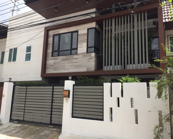 ขายทาวน์เฮาส์ 2 ชั้น 30 ตร.ว. ย่านเอกมัย22 ปรีดี พนมยงค์ 41 ใกล้