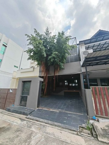 ให้เช่าอาคาร 3 ชั้น 350 ตรม 5 ห้องทำงาน 4 ห้องน้ำพระราม 9 ซ.19