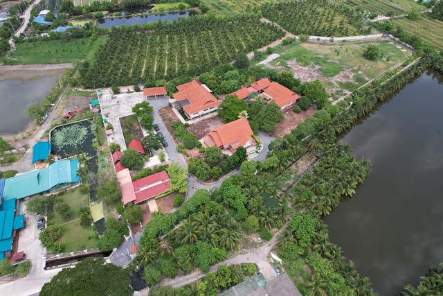 ขายที่ดิน 10 ไร่ พร้อมบ้านเดี่ยว 3 หลัง (ผังสีชมพู) นาดี สมุทรสาค