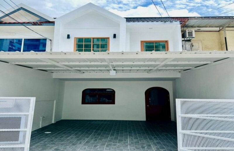 ขายทาวน์เฮ้าส์ ศรีราชา รีโนเวทใหม่ ใกล้ ม.เกษตรฯ อ่าวอุดม