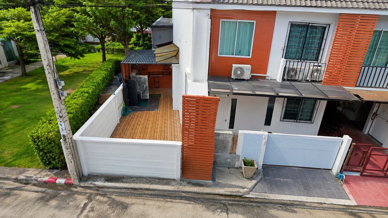 ทาวน์โฮม 2ชั้น หลังมุม 3นอน เดอะคริสตัล เอกมัย 28ตร.ว. ลาดปลาเค้า
