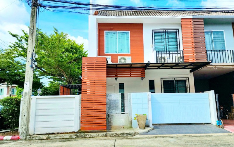 เดอะคริสตัล เอวัดลาดปลาเค้า 700 ม. ทาวน์โฮม 2 ชั้น หลังมุม 3 นอน
