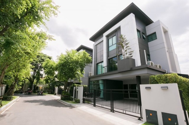 BH4349 ให้เช่าและขาย บ้านเดี่ยวหรู 3 ชั้น The Gentry Ekamai Ladpr