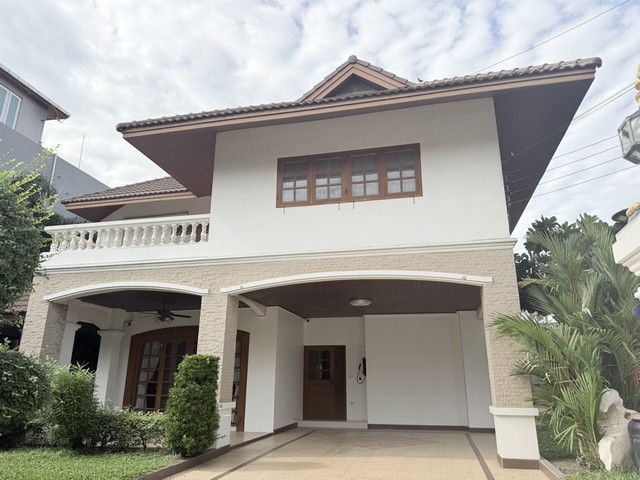 ให้เช่าบ้านหลังใหญ่ ใกล้โรงเรียนนานาชาติ ทำเลดี ย่านประชาอุทิศ