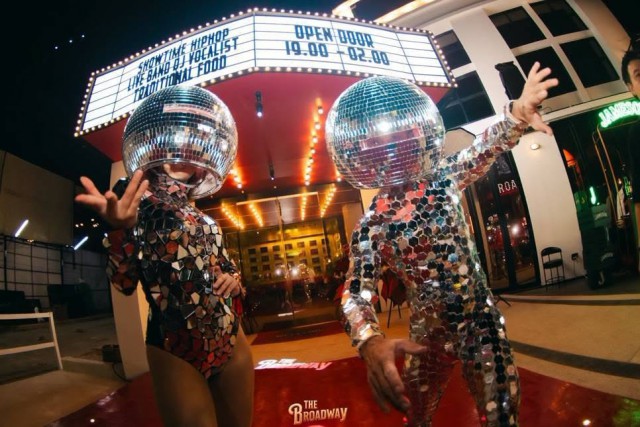 เซ้ง BROADWAY PATTAYA ถนนพัทยาใต้ ติดถนนหลัก คอนเซ็ปต์ โรงละครเรโ