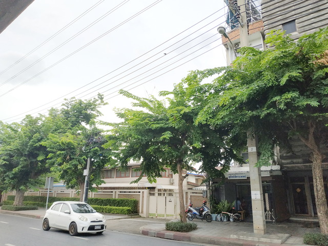 ขาย ตึกแถว-อาคารพาณิชย์ Office-and-Airbnb-investment-BangPhlat-BAngkok, เหมาะทำตึกแถวปล่อยเช่ารายวัน good-for-Airbnb-daily-rentals, ฝั่งธนใกล้BTS อาคารพาณิชย์ทำเลทอง-บางพลัด